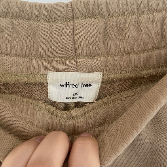 Aritzia comfy shorts, never really worn good condition - Picture 2 of 2